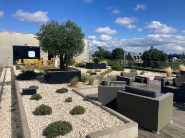 Retour en images sur un chantier que nous avons réalisé en 2022, il y a 2 ans.

Les végétaux que nous avons planté pour l’aménagement de cette toiture...