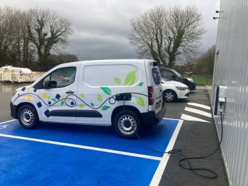 Paysages d’Iroise passe au vert et roule désormais en 100% électrique avec ce nouveau véhicule. Zéro émission de C02, pour une conduite plus respectueuse de...