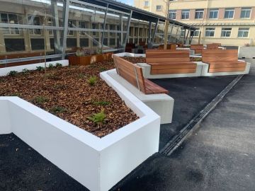 Un petit coin de détente, de tranquillité dans la cour du lycée la croix rouge à BREST.
Des bancs en béton avec assise bois sont mis en place pour favoriser...