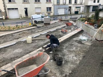 Aménagement devant la Mairie les 4 moulins à BREST

Réalisation d’un béton lavé et pose de dalles granit 

Merci à notre client pour sa confiance
