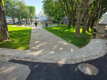 Cet hiver, nos équipes ont relevé un beau défi : réaménager le parc Amiral Ronarc’h dans des conditions parfois compliquées.
Nouvelles allées, pavages...